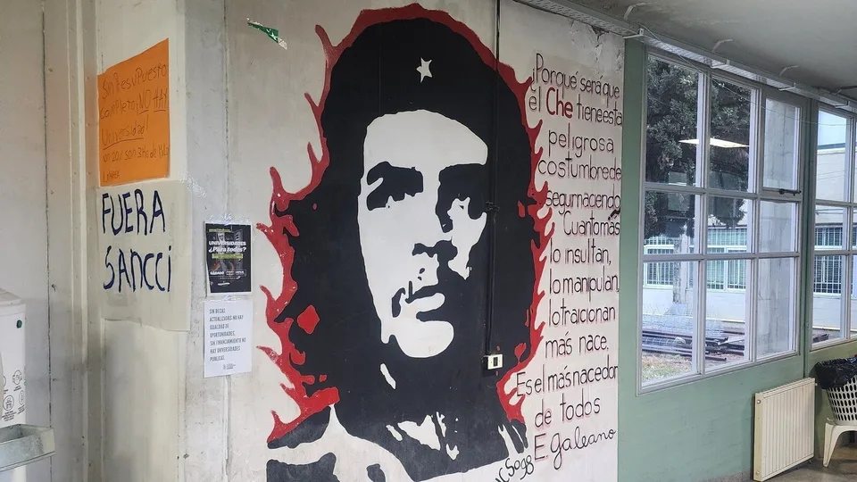 Imagen de la petición: mural del Che en la universidad
